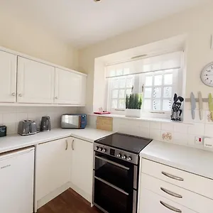  Holiday home Cosy 1-bedroom Next To Combe Venue